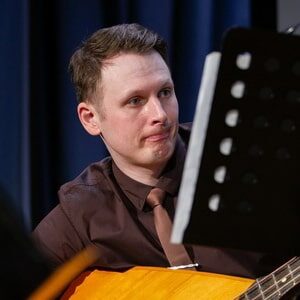 Илья Владимирович - преподаватель гитары, балалайки и теории музыки онлайн